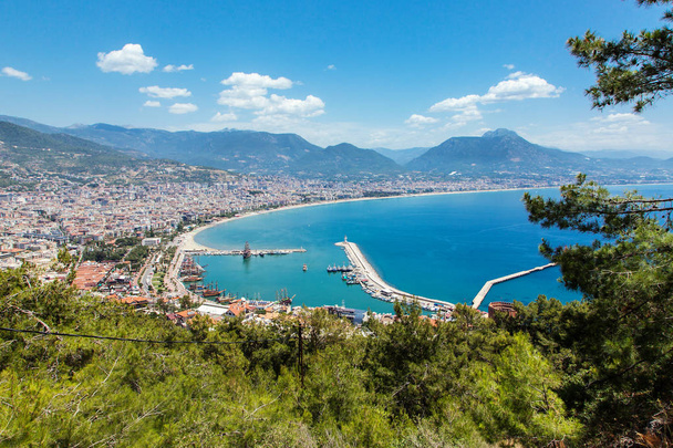 Coastline from the harbor in the city of Alanya. Vista lateral
 - Foto, Imagen