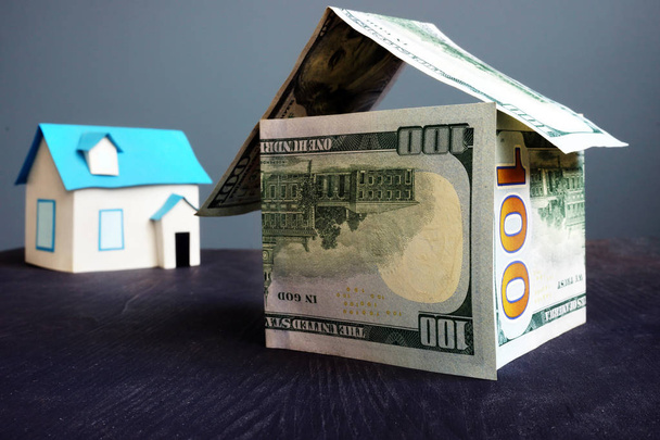 House from banknotes. Mortgage and loan for home concept. - Foto, imagen