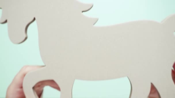 unicorno incompiuto ritagliato su sfondo blu
 - Filmati, video