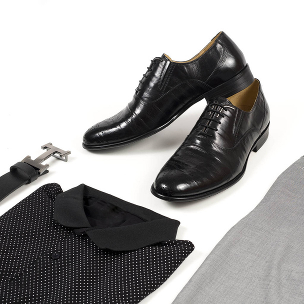 Men's leather shoes and belt on a white background - Φωτογραφία, εικόνα