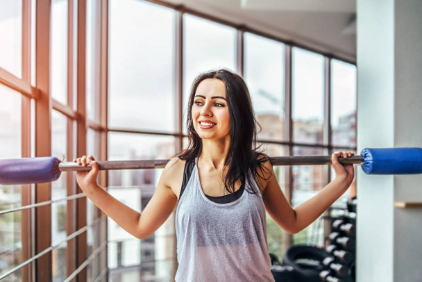 Young pretty sporty woman workout in gym - Fotoğraf, Görsel