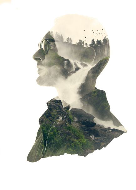 Doppia esposizione silhouette ritratto di uomo premuroso con verde paesaggio forestale in acqua riflessione
. - Foto, immagini