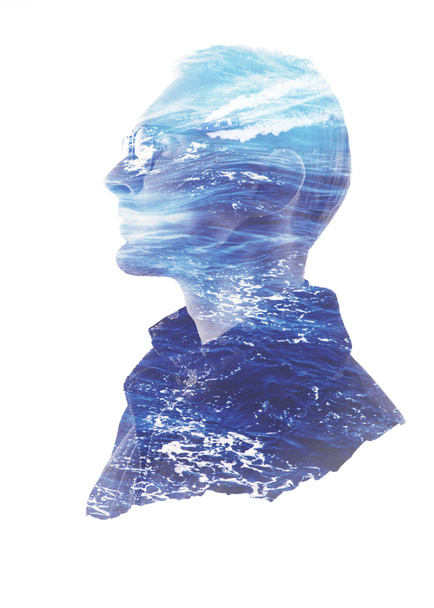 Portrait de silhouette double exposition d'un homme réfléchi aux vagues bleues de l'océan
 - Photo, image
