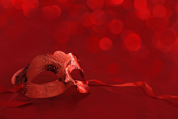 Máscara de carnaval vintage delante de las luces rojas de fondo
 - Foto, Imagen