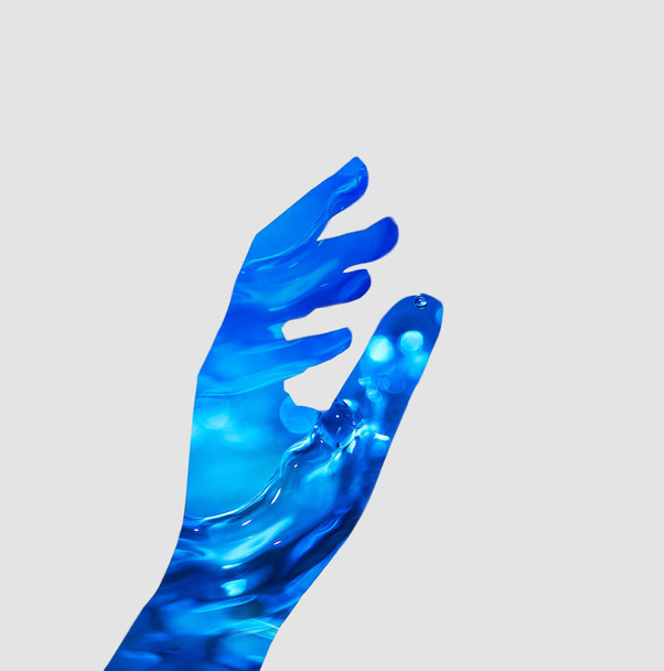 Double effet d'exposition sur la silhouette de la main avec l'eau bleue de l'océan
 - Photo, image