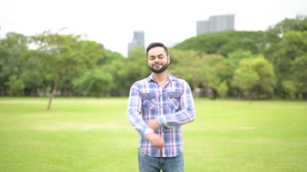 Šťastný mladý hezký kostým Indián v parku s úsměvem - Záběry, video