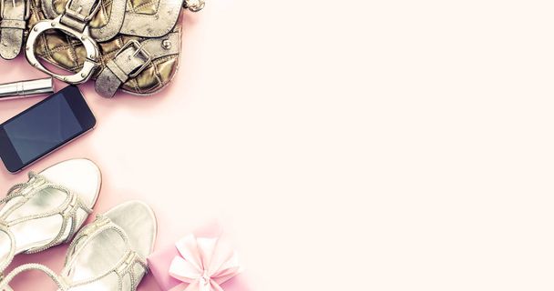 Transparent nowoczesnej mody akcesoria młodych kobiet buty torebka telefon gadżet prezent pudełko różowy tło. Widok z góry płaska leżał - Zdjęcie, obraz
