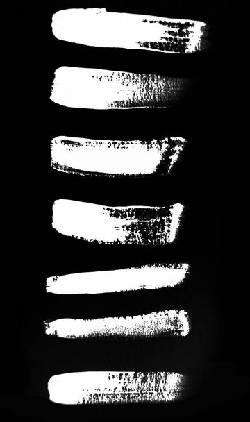 Abstracte hand getekend aquarel illustratie met witte lijnen op een zwarte achtergrond - Foto, afbeelding