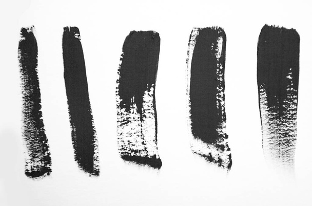 Ilustración de acuarela dibujada a mano abstracta con trazos negros sobre fondo blanco
 - Foto, imagen