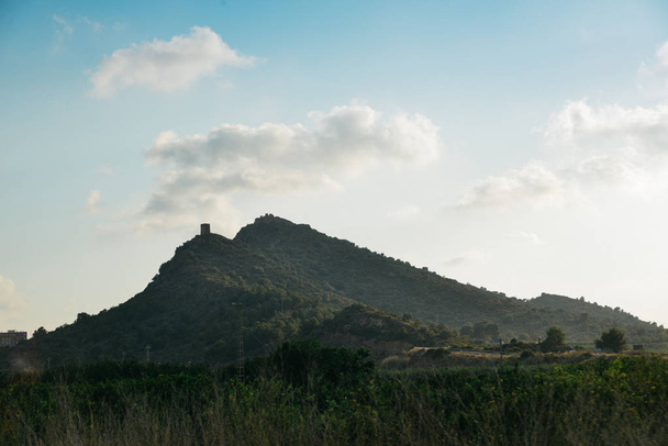 Silhouette einer Burgfestung in den Hügeln in Andalusien, Spanien - Foto, Bild