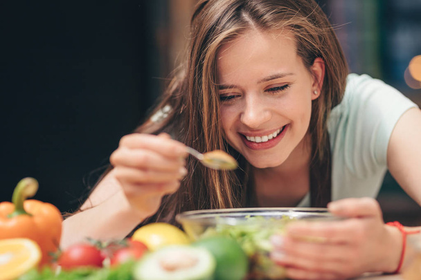 Usměvavá mladá dívka vaření v kuchyni - Fotografie, Obrázek