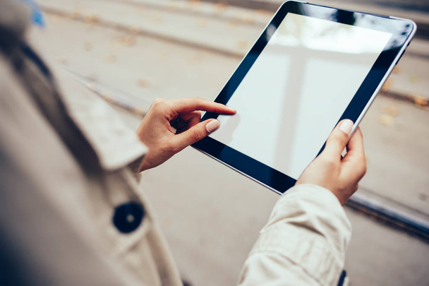 Хіпстерська дівчина торкається пальцем на макеті сучасного сенсорного майданчика, підключеного до безкоштовного підключення до Інтернету 4G. Перерізаний вид рук жінки, що тримає цифровий планшет з порожнім екраном для веб-сайту
 - Фото, зображення