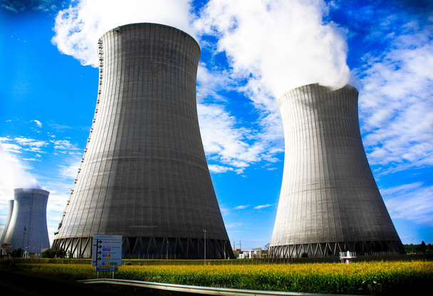 una central nuclear para la producción de electricidad
 - Foto, imagen