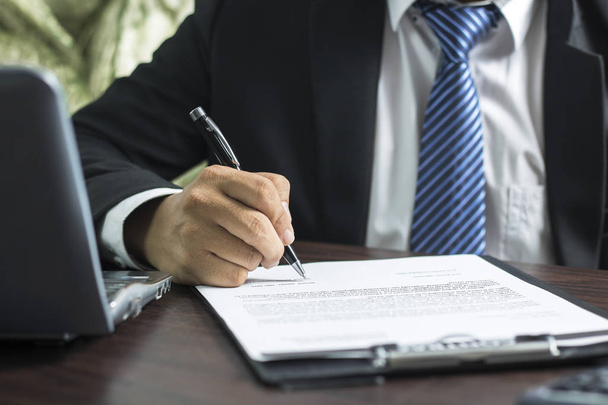 üzletember vagy ügyvéd aláírja a szerződési papírt az asztalon az irodában, koncepció biztosítási és menedzser - Fotó, kép