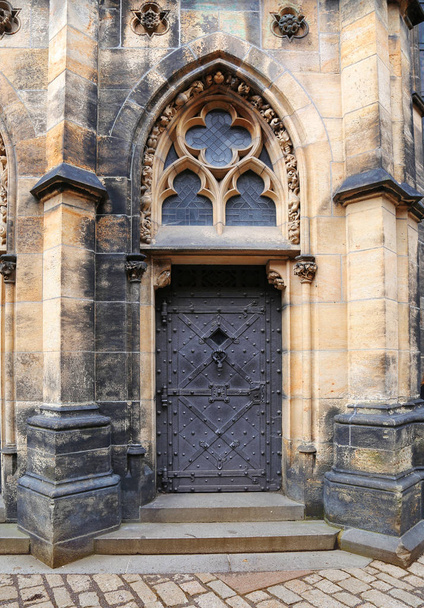 Prága, Cseh Köztársaság, 2018. június 9.: nézet egy díszes bejárat ajtó a gótikus stílusban épült, a prágai Szent Vitus-székesegyház - Fotó, kép