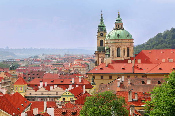 Hermoso paisaje urbano y cúpula de la iglesia de San Nicolás sobre los tejados rojos de Mala Strana, Praga, República Checa
 - Foto, Imagen