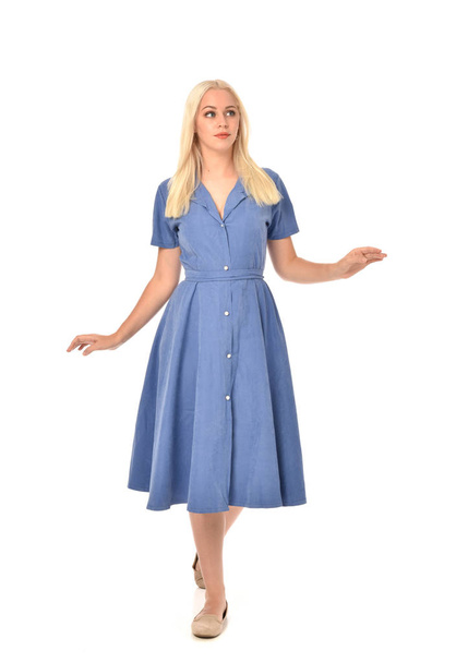 ritratto a figura intera della ragazza bionda che indossa un vestito blu. in piedi posa. isolato su sfondo bianco dello studio
. - Foto, immagini