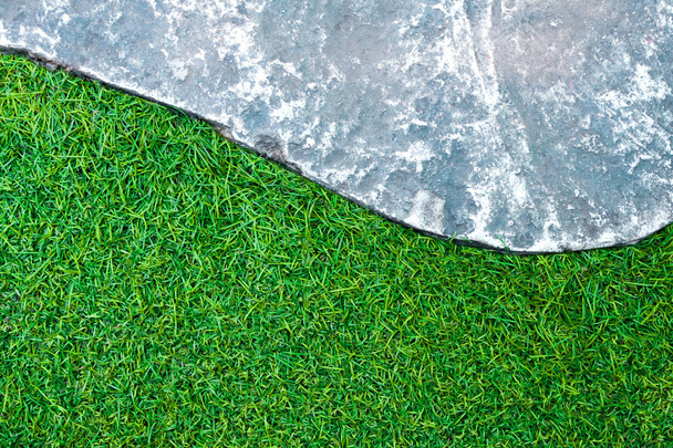 Texture de surface rugueuse de brique de chemin de béton de couleur grise et couleur verte de gazon artificiel en plastique
 - Photo, image