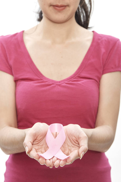 Концепция медицины и рака молочной железы Азиатская женщина с розовой лентой рака на белом фоне
 - Фото, изображение