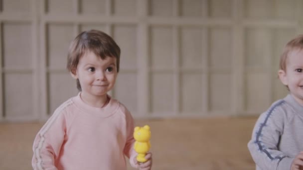 children run around the house with soap bubbles - Felvétel, videó