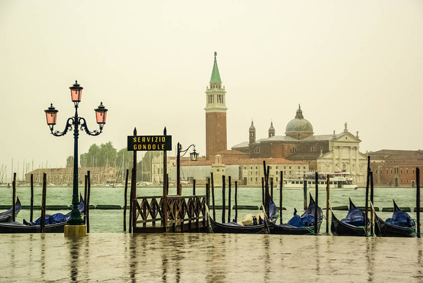 Día lluvioso en un muelle de góndola en Venecia Italia
 - Foto, Imagen