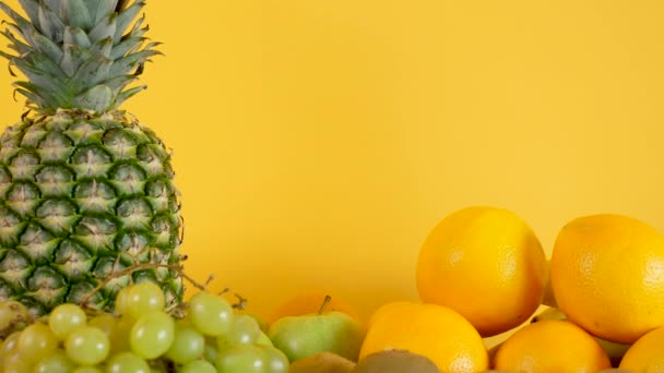 organische und natürliche Mischung von Früchten auf gelbem Hintergrund - Filmmaterial, Video
