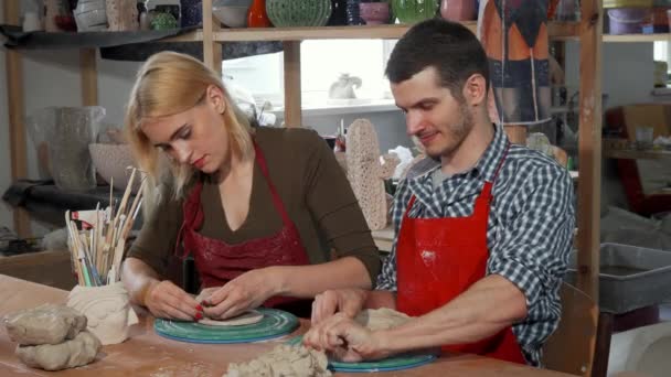 Jonge ondernemers werken op hun keramiek winkel - Video