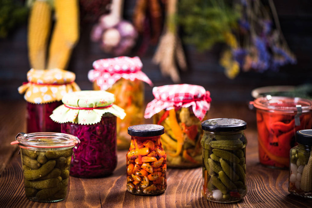 Разнообразие банок маринованные овощи
 - Фото, изображение