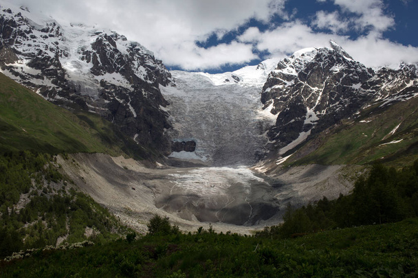 Glaciar Adishi en las montañas del Cáucaso en Svaneti en la República de Georgia
 - Foto, Imagen