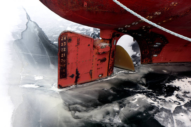 Штурвали вантажного судна стикування в замороженому гавані в Монреалі, Канада - Фото, зображення