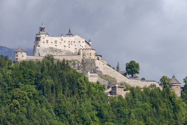 Hohenwerfen Kalesi ve kale partnerliğindeki Vadisi üzerinde Avusturya Werfen, yukarıda - Fotoğraf, Görsel