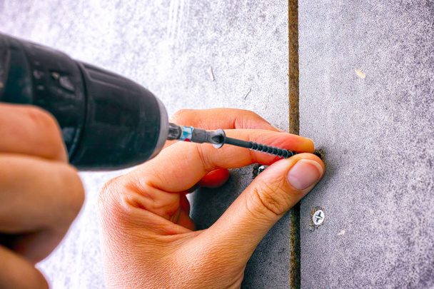 Person hands using screw drill. Closeup. - Foto, Imagen