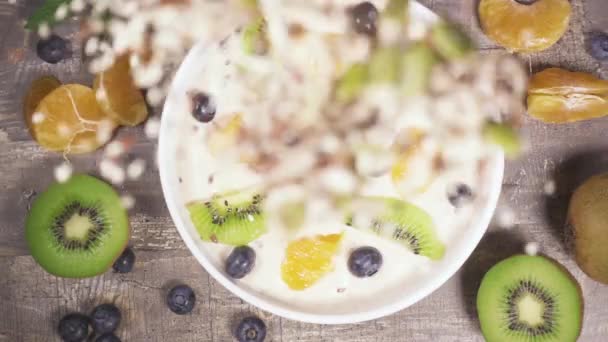 Zpomalený pohyb v misce ovocné jogurtové smoothie drop směs Sezamová semínka pohled shora - Záběry, video