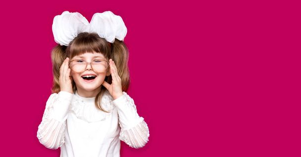 Porträt eines fröhlichen kleinen Mädchens mit sehr großer Brille isoliert auf rosa. Konzept des Sehens oder des Unterrichts. Bildungs- und Wissenskonzept - Foto, Bild