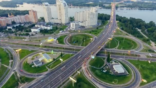 Statische verticale top-down luchtfoto van het verkeer op de snelweg interchange's nachts. timelapse achtergrond - Video