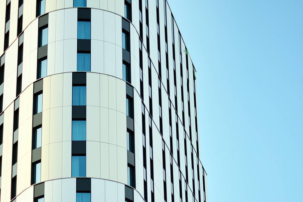 Міський абстрактний фон, деталь сучасного скляного фасаду, офісна бізнес-будівля
. - Фото, зображення