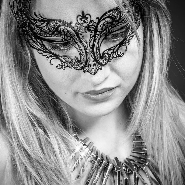 Gold, pretty Beautiful blonde with silver jewelry and mask - Fotografie, Obrázek