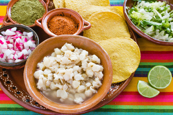 Pozole Meksika Mısır çorbası, geleneksel gıda Meksika Mısır taneleri ile yaptı. - Fotoğraf, Görsel