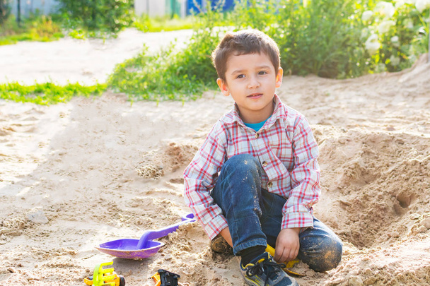 chłopiec 4 lat, grając z piasku - Zdjęcie, obraz