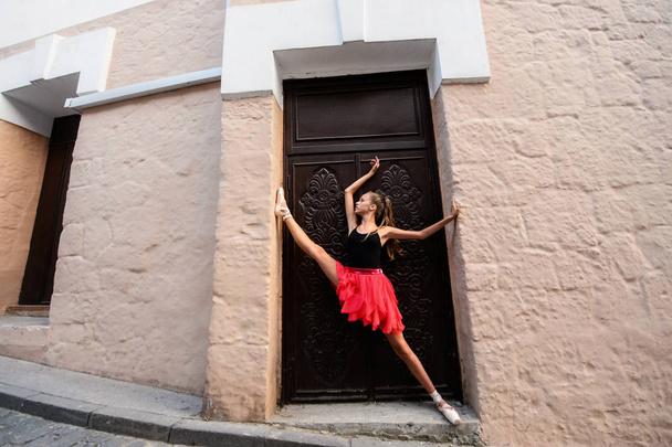 elegante Balletttänzerin junges Mädchen tanzt Ballett in der Stadt - Foto, Bild