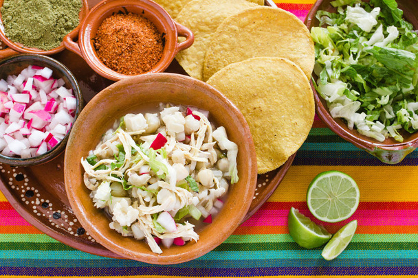 ポソレとメキシコのトウモロコシのスープ、メキシコの伝統的な食品は、トウモロコシの粒 - 写真・画像