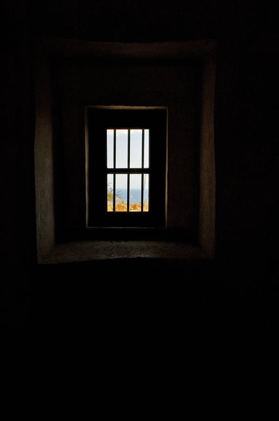 Vista da antiga guerra mundial 2 janela bunker na Croácia no mar Adriático
. - Foto, Imagem
