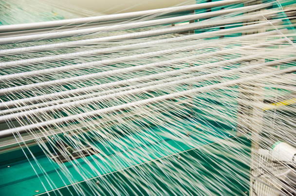 Produktionslinie für industrielle Gewebe. Webstühle in einer Textilfabrik - Foto, Bild