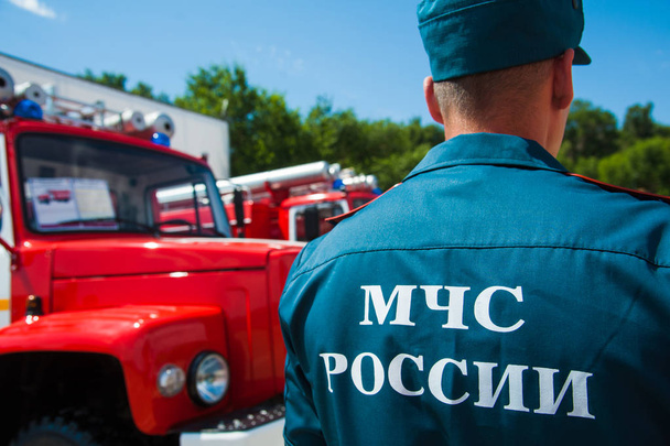 Piscina de carros com bombeiros dos bombeiros. Tradução: "EMERCOM da Rússia". Ministério de situações de emergência da Rússia
 - Foto, Imagem