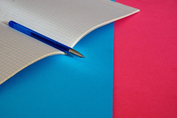 Το μπλε στυλό έγκειται στο το σημειωματάριο για τα μαθηματικά. - Φωτογραφία, εικόνα