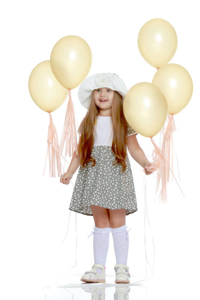 Little girl is playing with a balloon - Foto, Bild