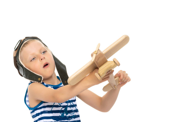 木製の飛行機で遊んでいる男の子 - 写真・画像