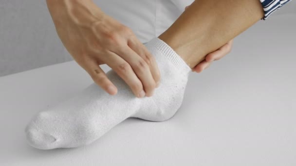 Lääkäri tutkii potilaan nyrjähtänyt jalka, ensiapu trauma klinikalla, lähikuva
 - Materiaali, video