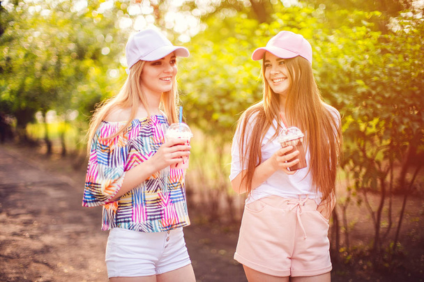Trendy two women with drinks - Φωτογραφία, εικόνα