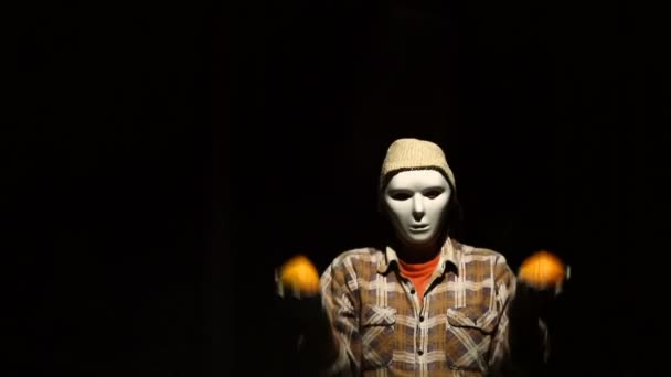 Призрак танцует с тыквами на Хэллоуин
 - Кадры, видео